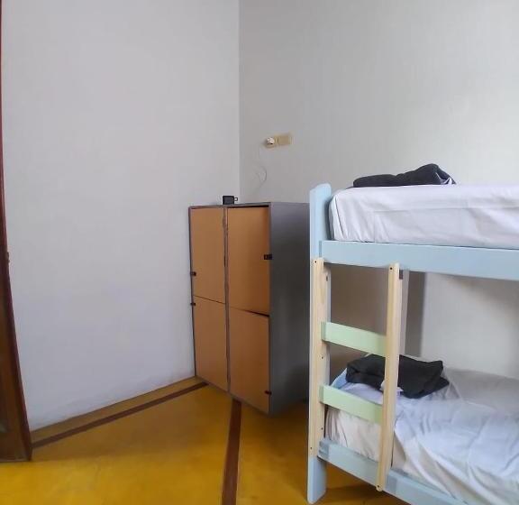 تختخواب در اتاق مشترک, Parla Hostel