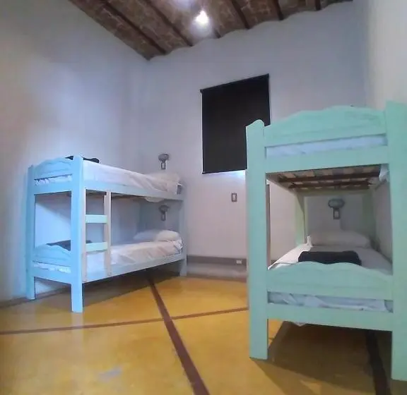 تختخواب در اتاق مشترک, Parla Hostel