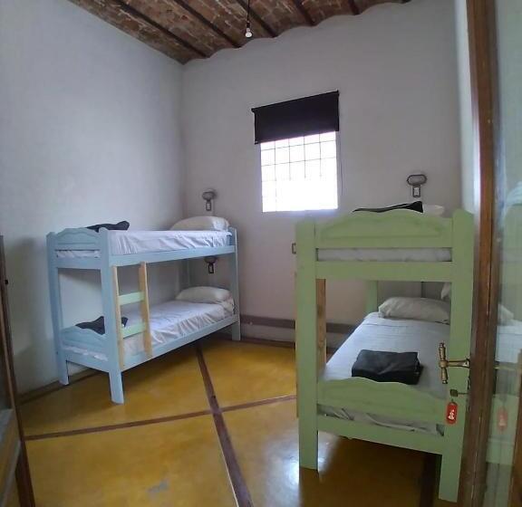 تختخواب در اتاق مشترک, Parla Hostel