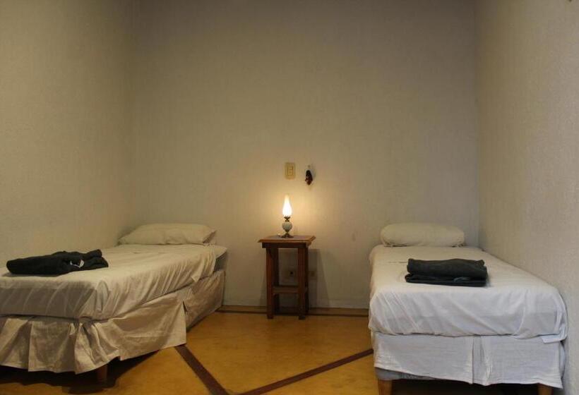 اتاق استاندارد با سرویس بهداشتی مشترک, Parla Hostel