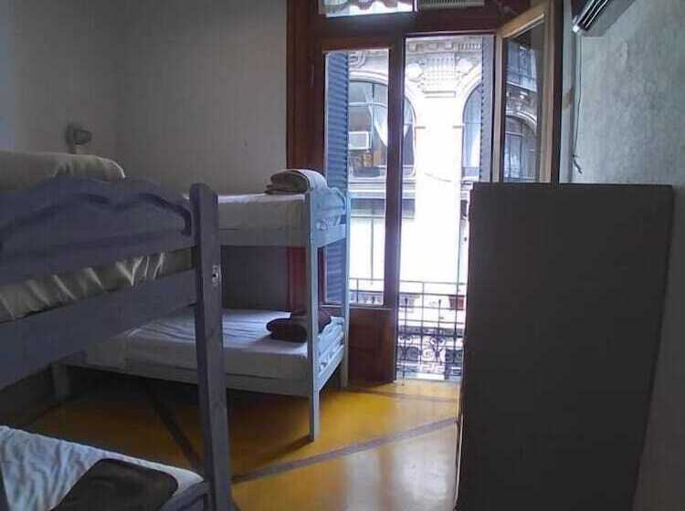 تختخواب در اتاق مشترک, Parla Hostel