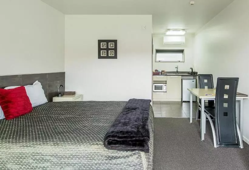 استودیوی استاندارد, 151 On London Motel & Conference Centre