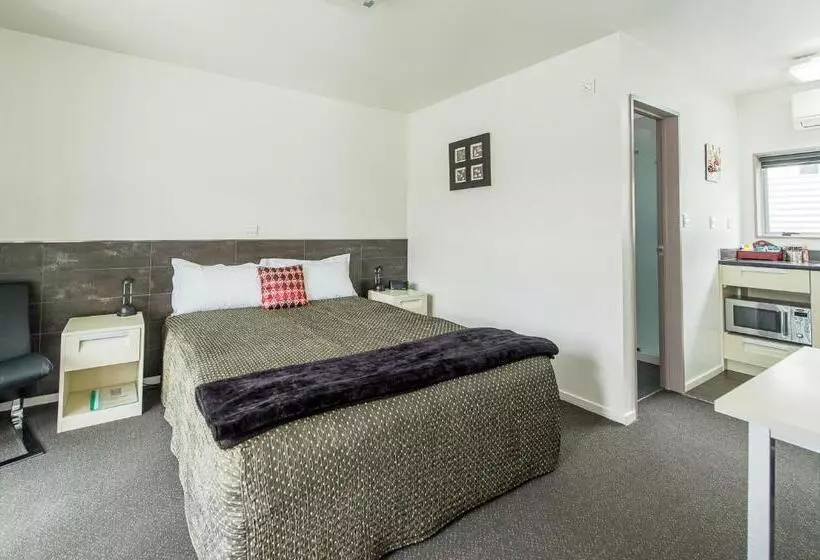 استودیوی استاندارد, 151 On London Motel & Conference Centre