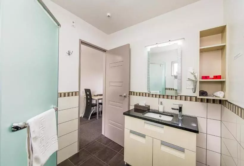 استودیوی استاندارد, 151 On London Motel & Conference Centre