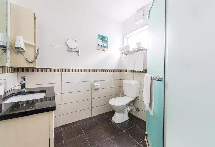 استودیوی استاندارد, 151 On London Motel & Conference Centre