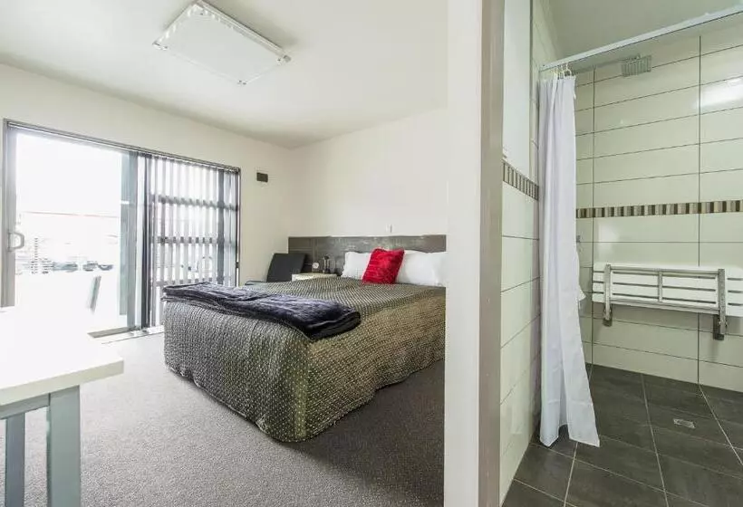 استودیوی استاندارد, 151 On London Motel & Conference Centre