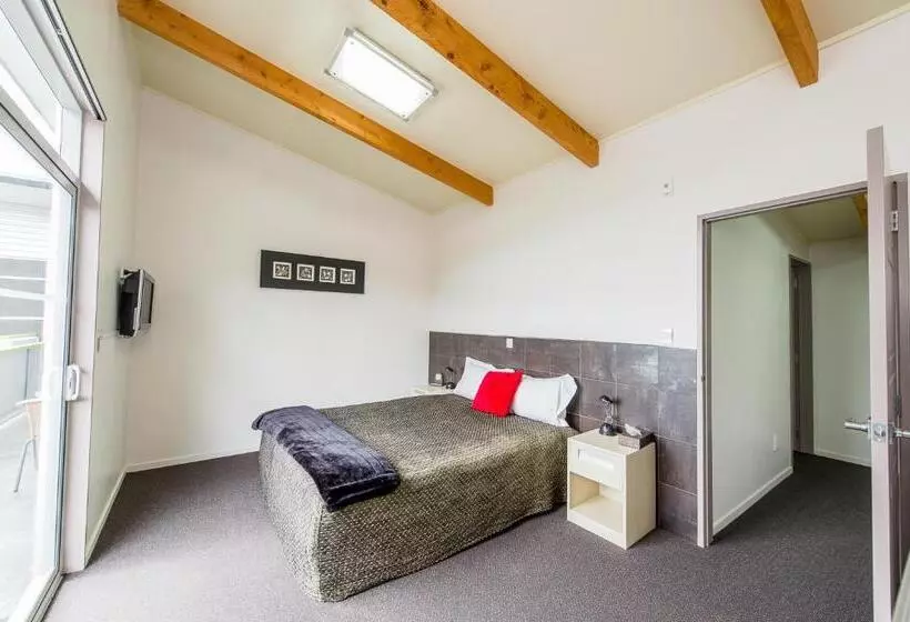 سوئیت 2 خوابه, 151 On London Motel & Conference Centre
