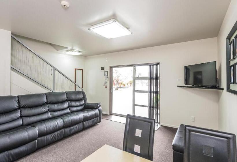 סוויטת 2 חדרי שינה, 151 On London Motel & Conference Centre