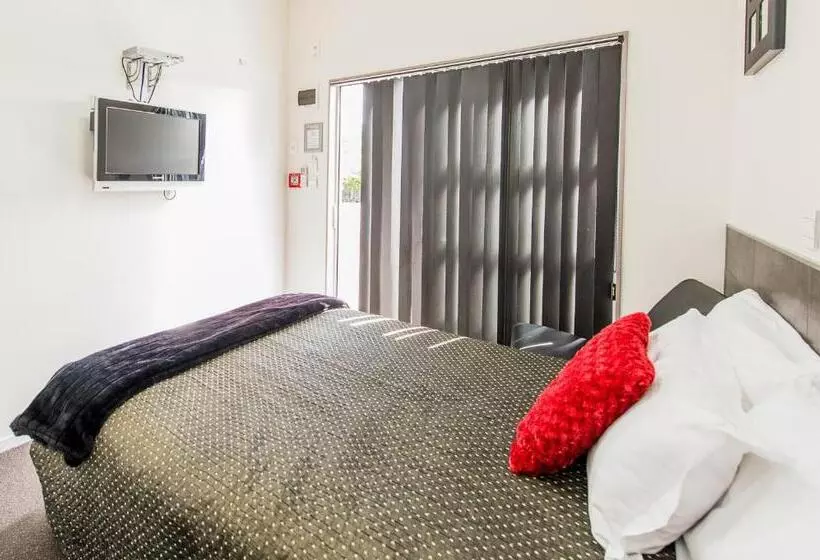 استودیوی استاندارد, 151 On London Motel & Conference Centre