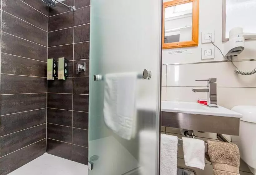 استودیوی استاندارد, 151 On London Motel & Conference Centre