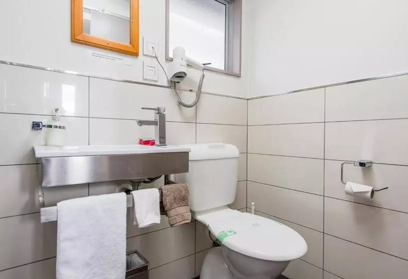 استودیوی استاندارد, 151 On London Motel & Conference Centre