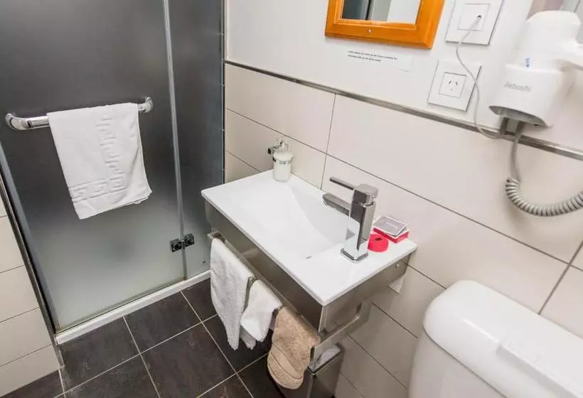 استودیوی استاندارد, 151 On London Motel & Conference Centre