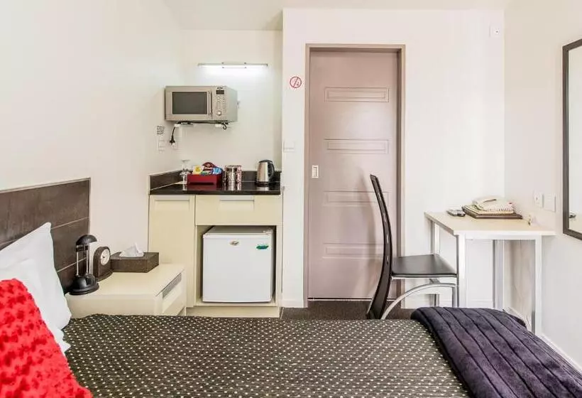 استودیوی استاندارد, 151 On London Motel & Conference Centre