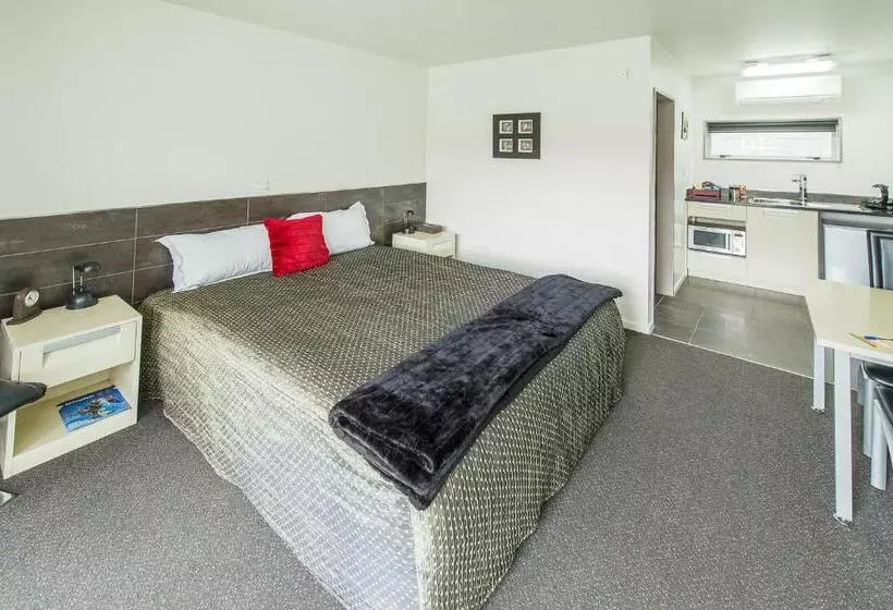 استودیوی استاندارد, 151 On London Motel & Conference Centre