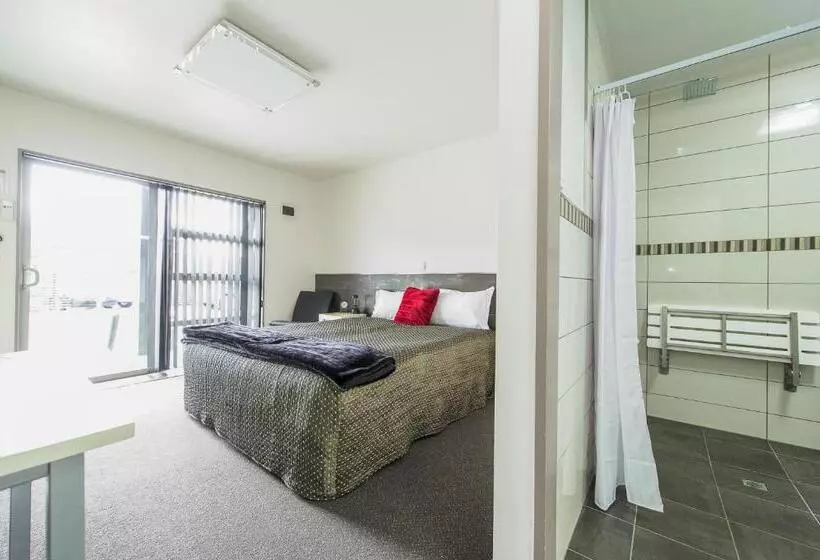 استودیوی استاندارد, 151 On London Motel & Conference Centre
