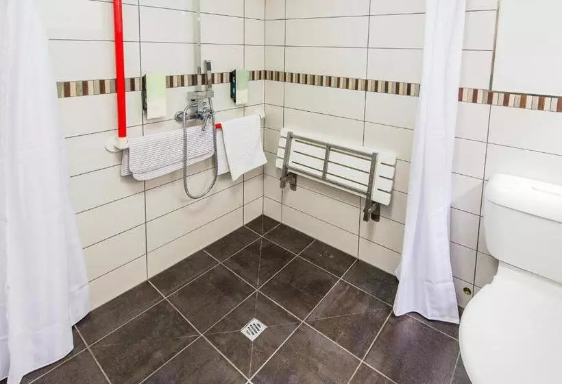 استودیوی استاندارد, 151 On London Motel & Conference Centre