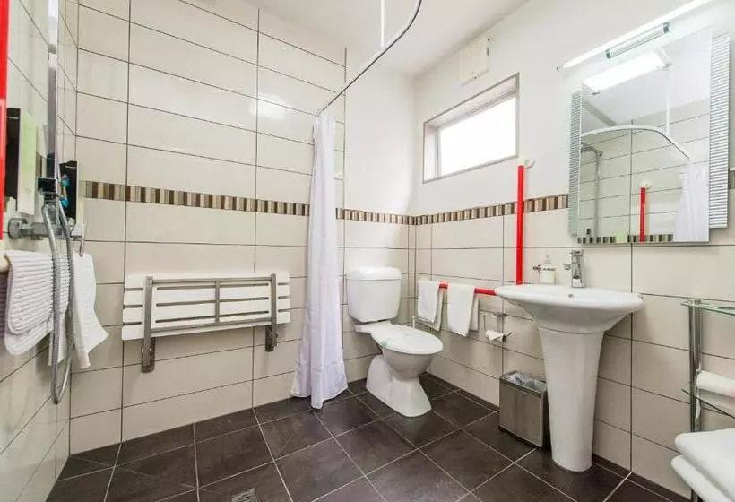 استودیوی استاندارد, 151 On London Motel & Conference Centre