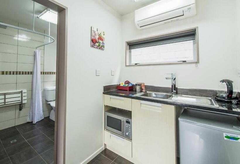 스탠다드 스튜디오, 151 On London Motel & Conference Centre