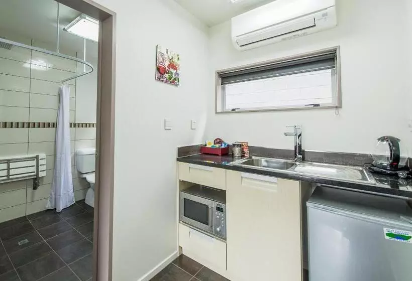 استودیوی استاندارد, 151 On London Motel & Conference Centre