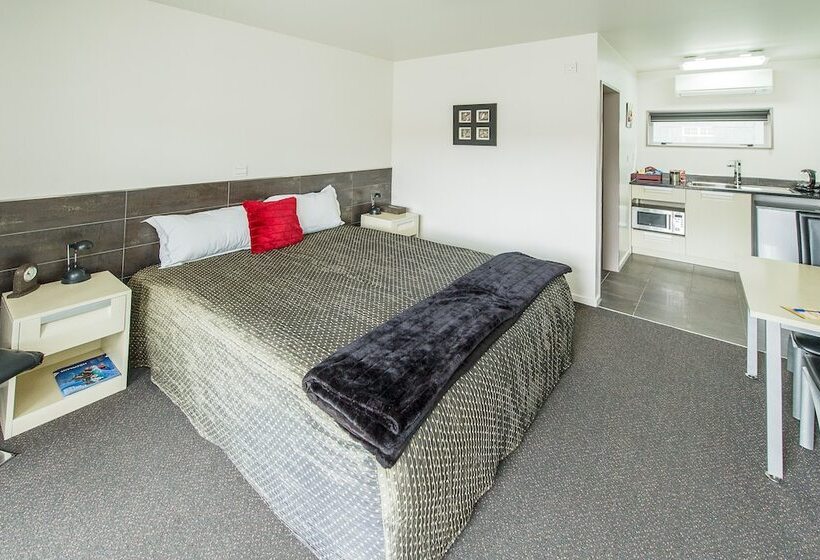 스탠다드 스튜디오, 151 On London Motel & Conference Centre