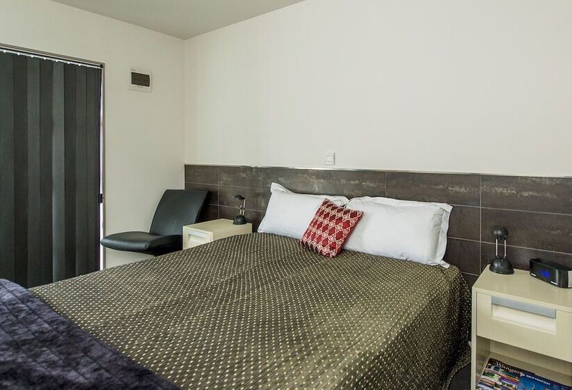 스탠다드 스튜디오, 151 On London Motel & Conference Centre