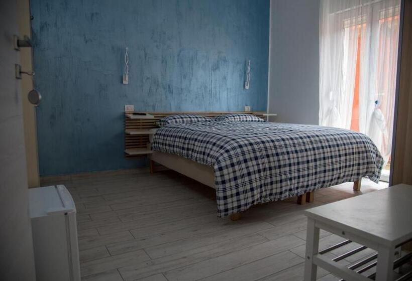 غرفة قياسية رباعية, Vistamare Village