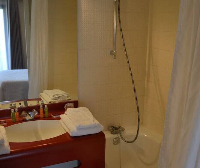 Номер Стандарт Трехместный, Logis Hotel Noemys Gradignan