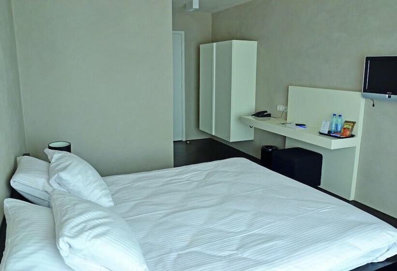 Comfort room with terrace, Fletcher Hotel   Restaurant Elzenduin