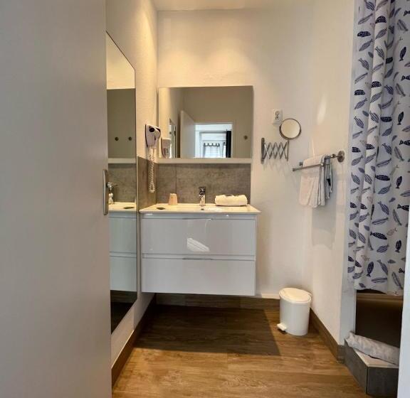 غرفة عائلية, Agena