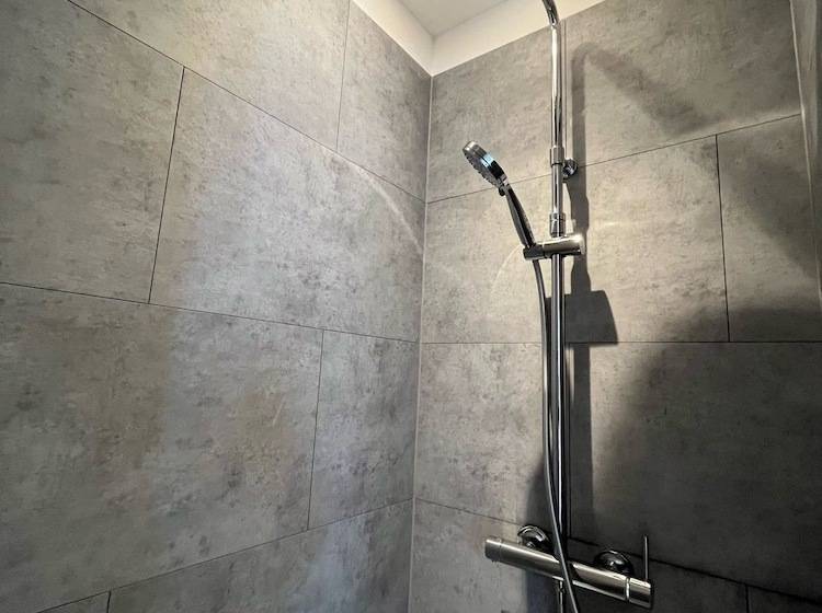 غرفة عائلية, Agena