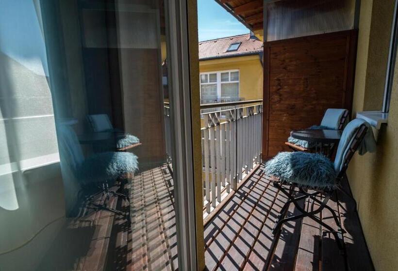 四人标准间, Civitas