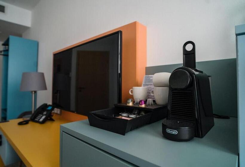 标准三人间, Civitas