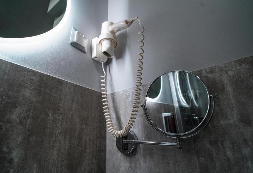 标准三人间, Civitas