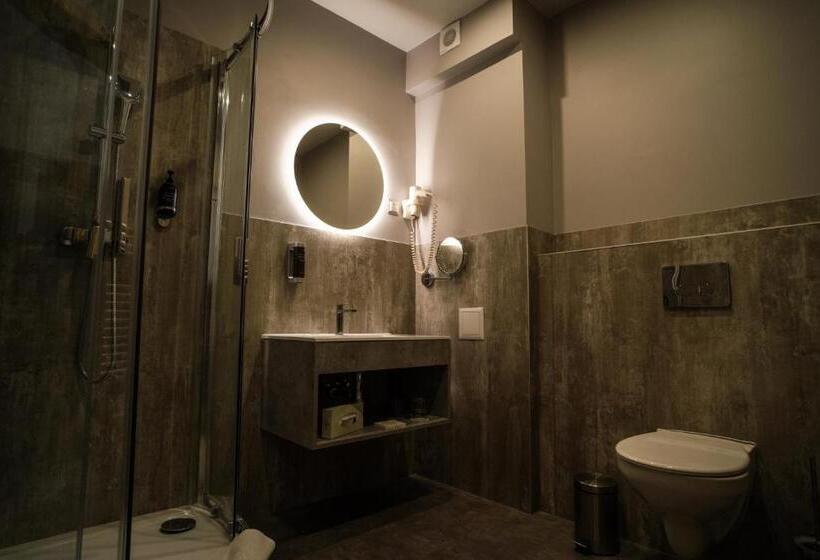 标准三人间, Civitas