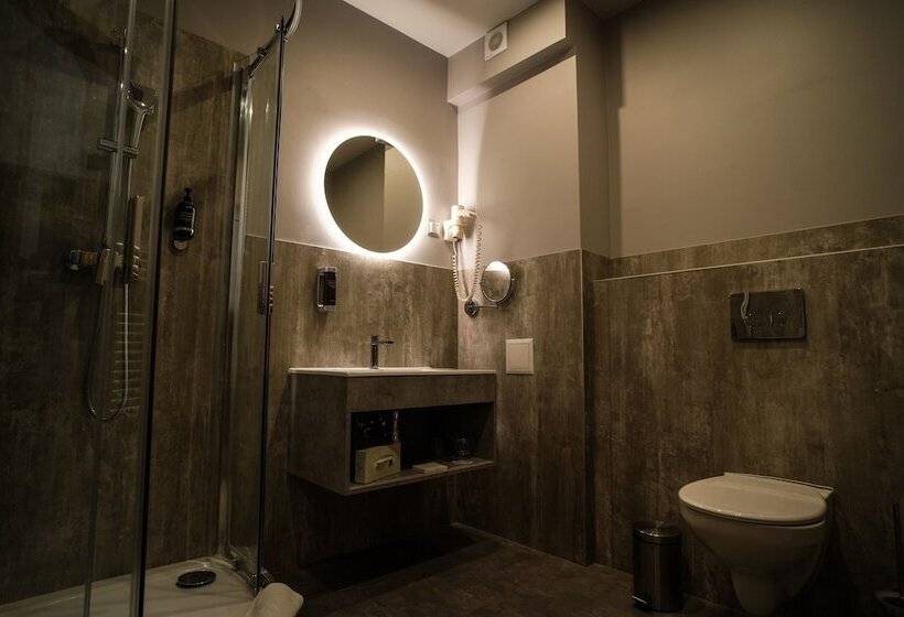 标准三人间, Civitas