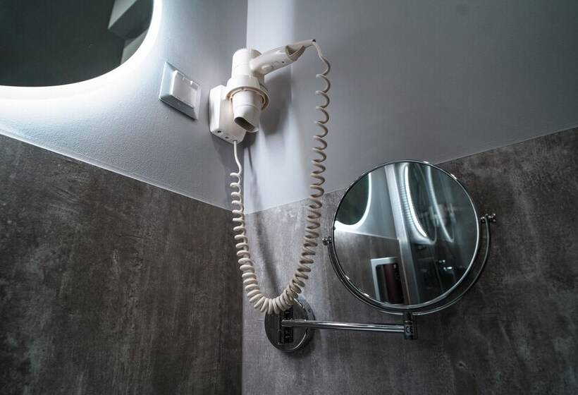 标准三人间, Civitas