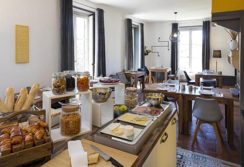 חדר סופריור לשלושה, Contact Hôtels Le Savigny & Spa