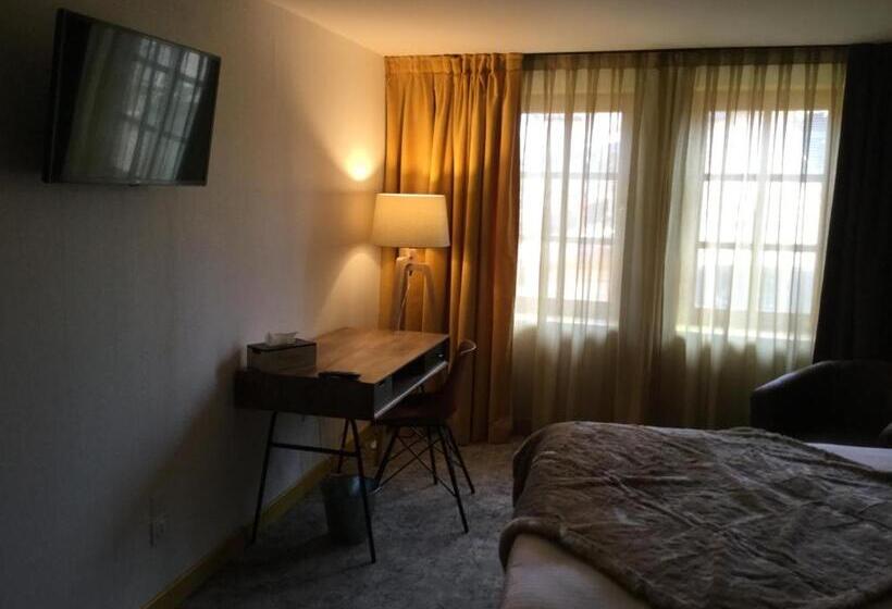 חדר סופריור לשלושה, Contact Hôtels Le Savigny & Spa