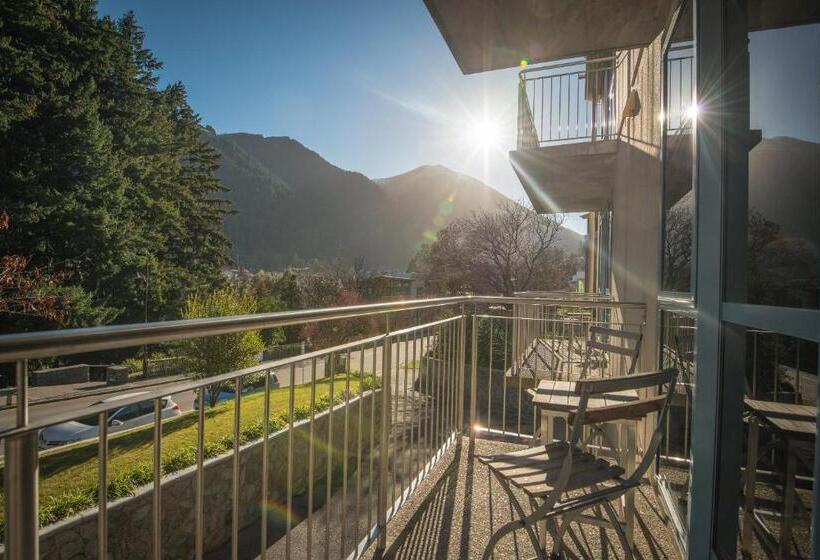 豪华工作室, Coronation Lodge