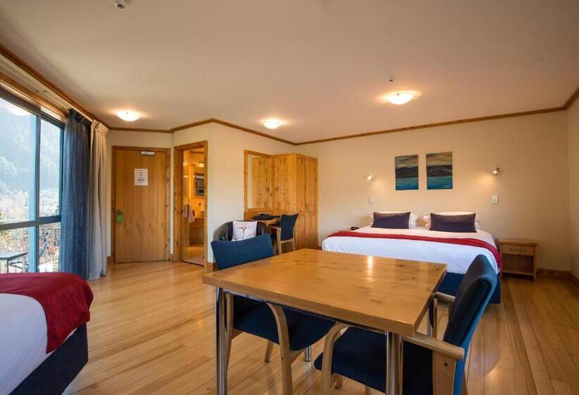 豪华工作室, Coronation Lodge