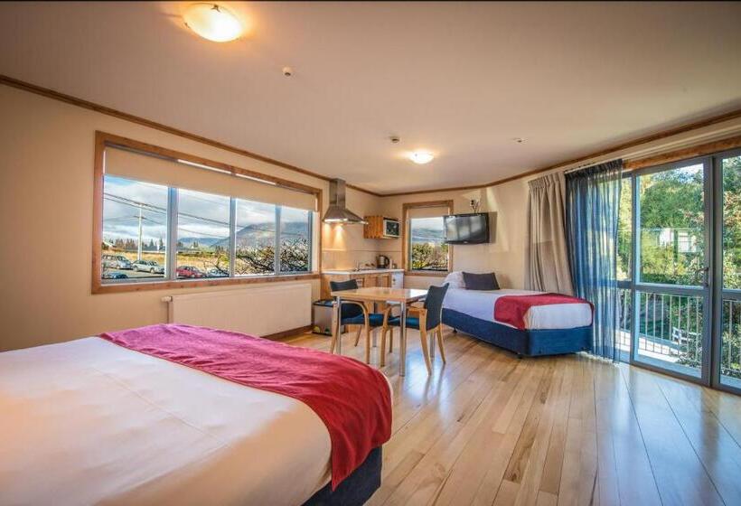 豪华工作室, Coronation Lodge