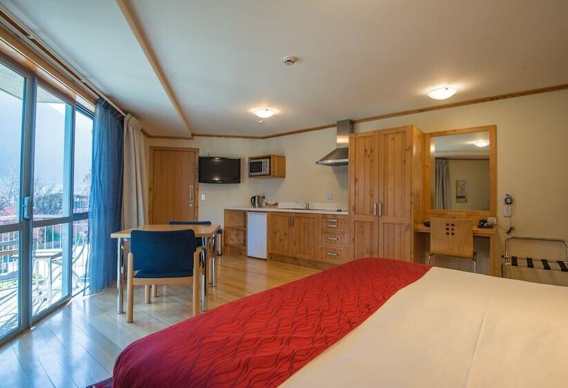 豪华工作室, Coronation Lodge