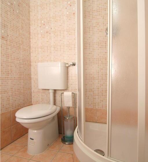 اتاق استاندارد سه نفره, Dali