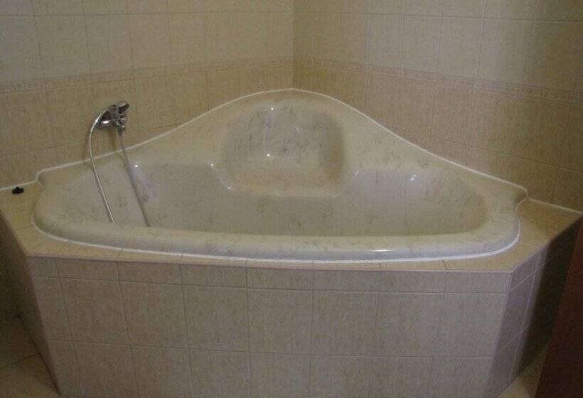 חדר סטנדרט לשלושה, Hubert Nove Zamky