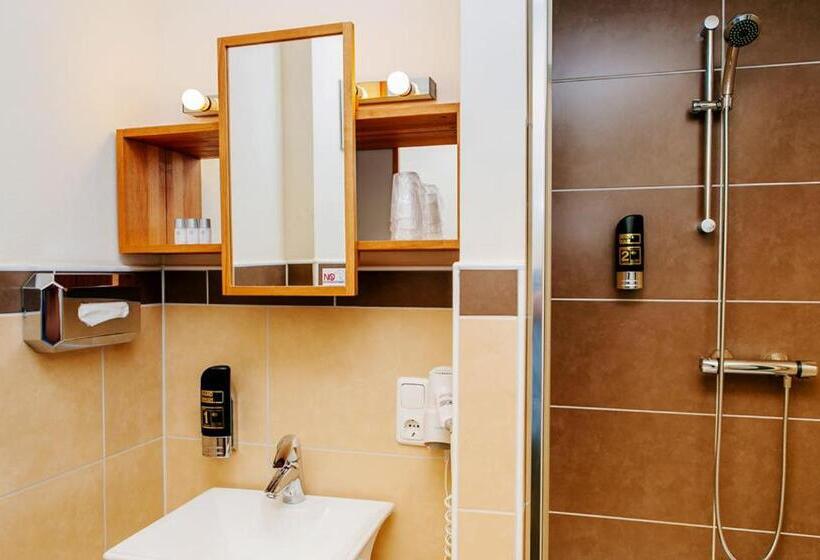 اتاق استاندارد سه نفره, My Place