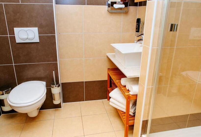 اتاق استاندارد سه نفره, My Place