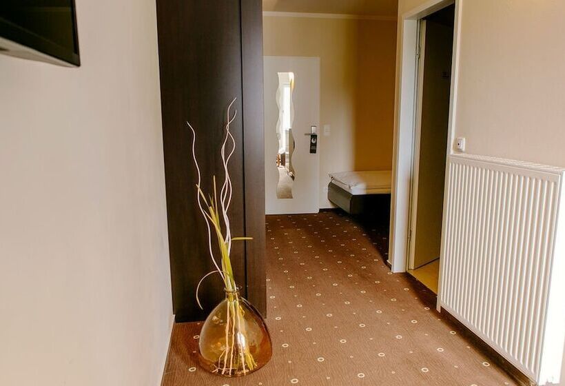 اتاق خانوادگی, My Place