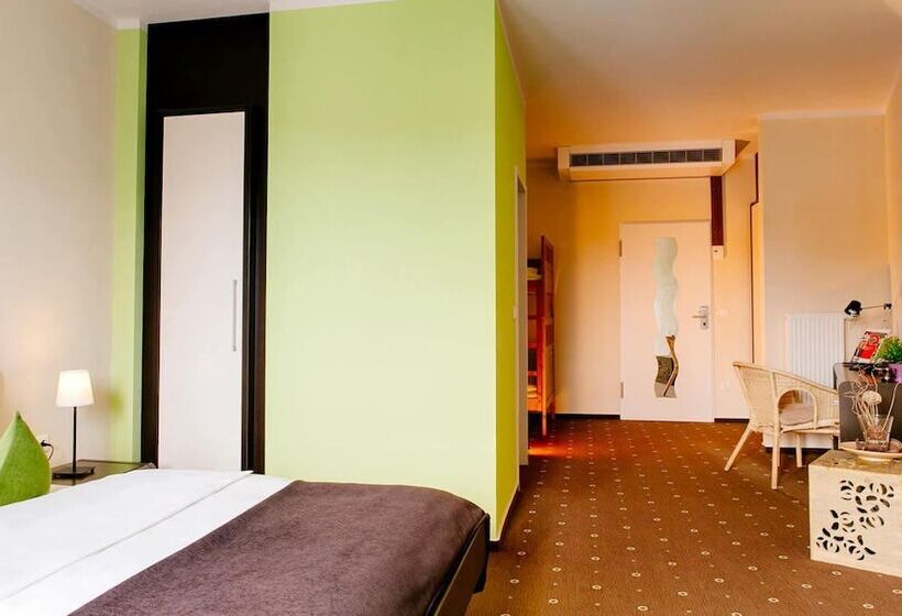 اتاق خانوادگی, My Place