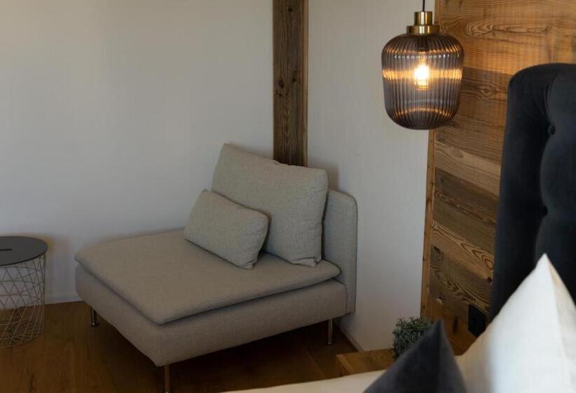 اتاق سوپریور, My Place