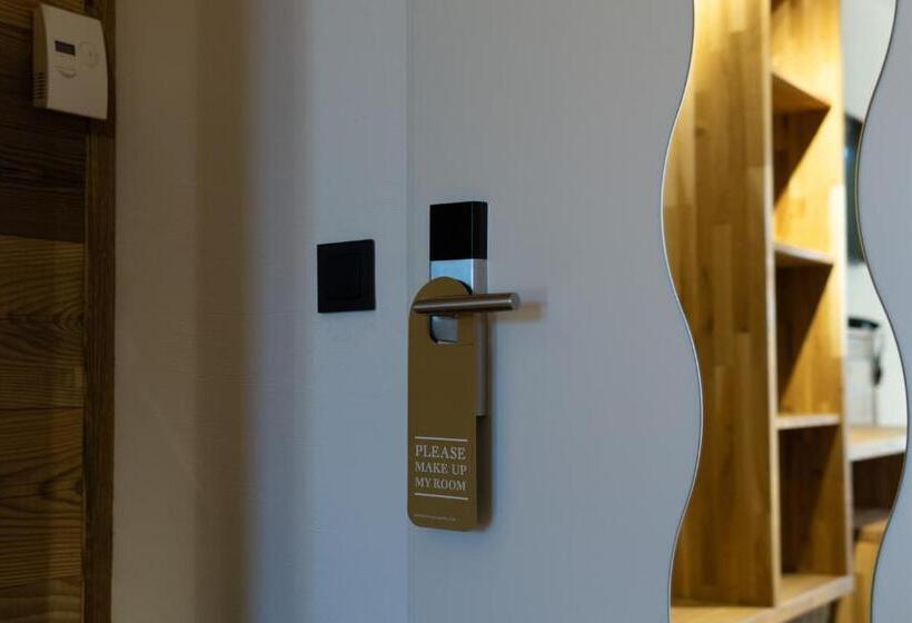 اتاق سوپریور, My Place